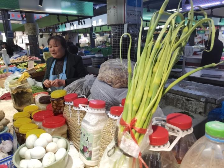宁波网红菜场蒜薹价格惊人，本地蒜薹高达 80-90 元/斤