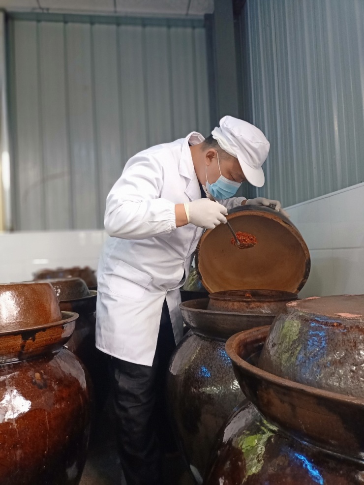 80后董事长廖业中白发生长与企业转型：从辣椒酱滞销到线上销售翻倍增长