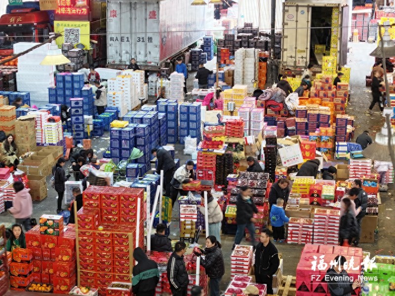 福州海峡果品批发市场年货热销，车厘子草莓成抢手货
