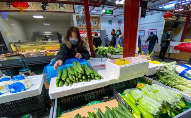 河南商报联合市场发展中心保障菜篮子，100吨平价蔬菜直供郑州