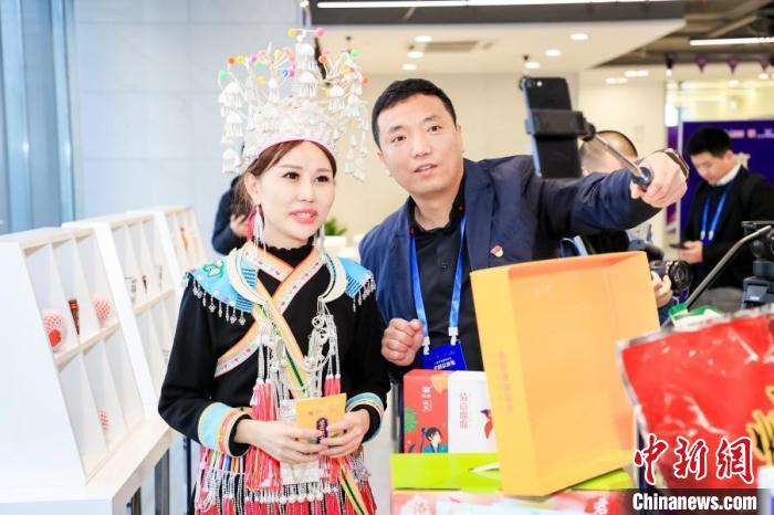 人民优选直播大赛全国总决赛盛大举行，中国直播经济蓬勃发展