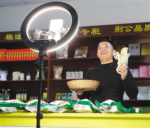 江西抚州东乡区王新年：电商致富带头人，带动村民网络销售农产品