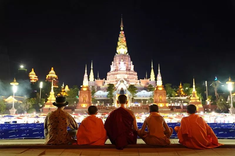 夜晚告庄西双景热闹非凡，西双版纳强化生态保障完善机制