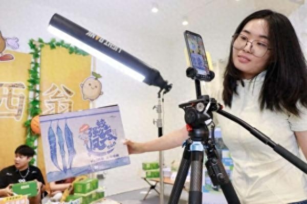 胡陈乡西翁村薯光小院直播间：土豆出山，客货邮融合发展助力