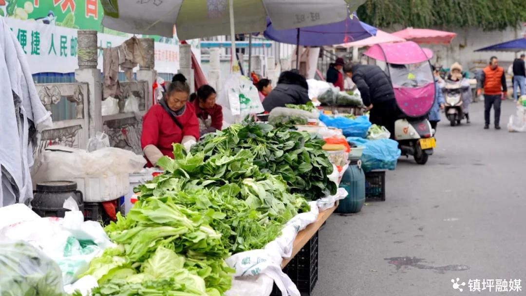 走进县农贸市场，探寻早市间藏着的人间烟火与温暖互动