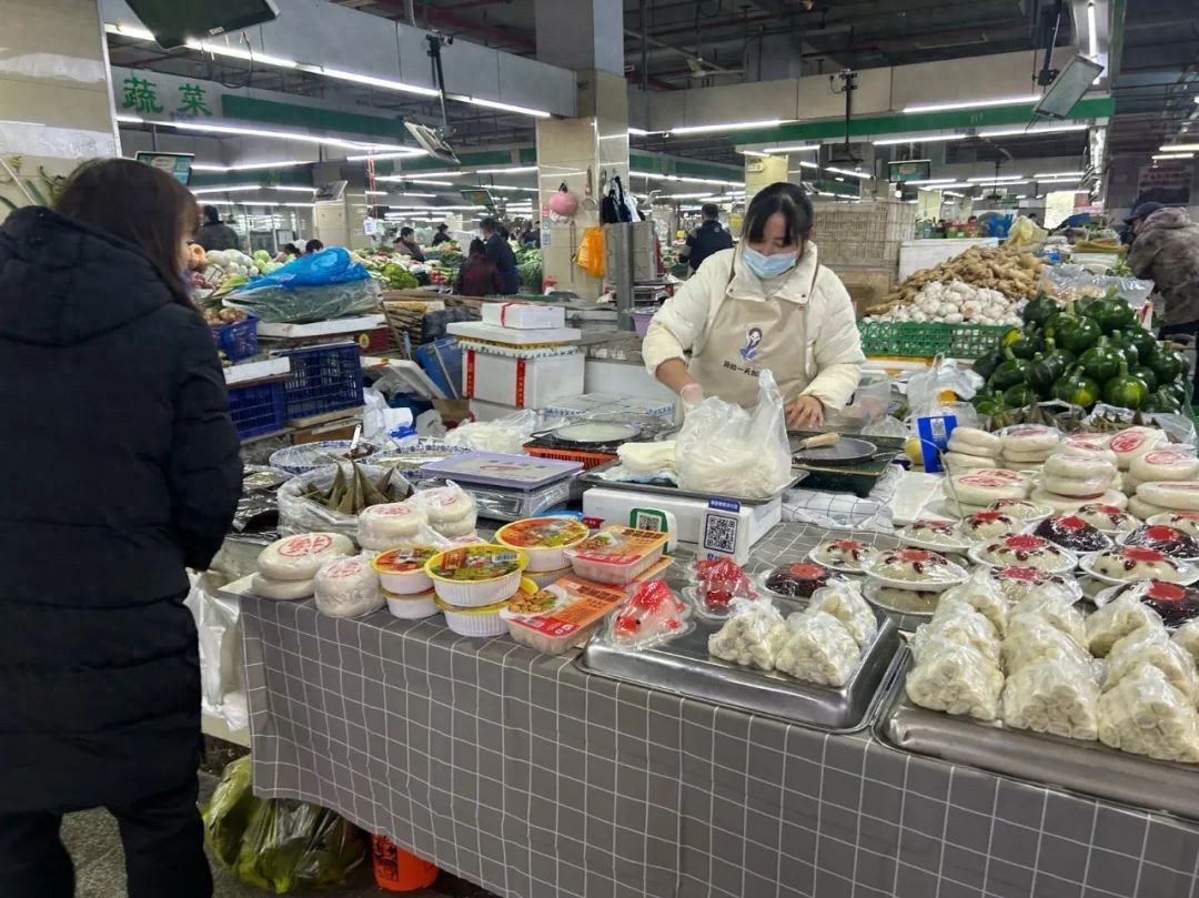 杭州萧山南门市场：年糕、春卷等年货已上架，生意渐热