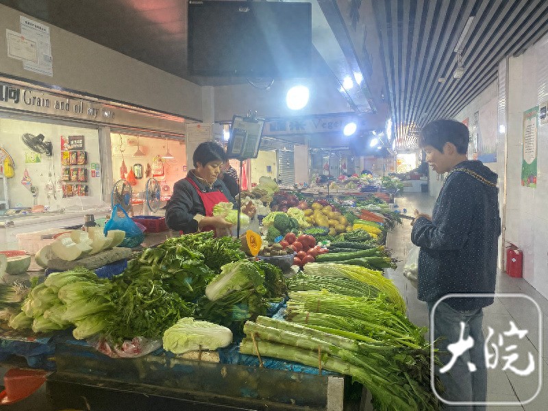 国庆假期合肥蔬菜市场供应充足，部分蔬菜价格略有上涨