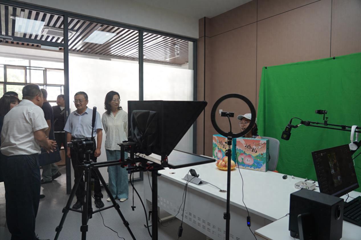 7月10日区政协组织多方开展九合镇桃产业发展调研活动