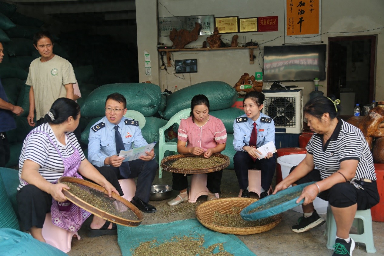 农产品加工业税收优惠如何享？税务双语服务进青花椒基地