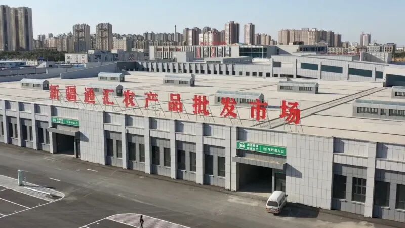 乌鲁木齐通汇农产品批发市场9月试营业，商户装修收尾，停车超2000个